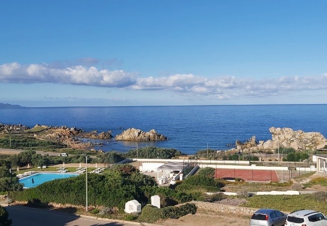 Vista mare e piscina con campi sportivi.