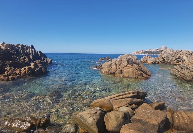 Scogliere su mare limpido e blu.