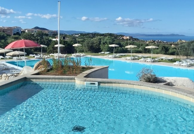Piscine all'aperto con vista panoramica sul mare.