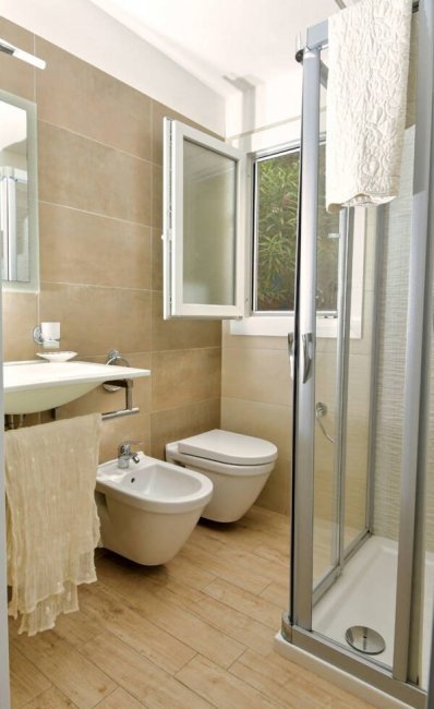 Bagno moderno con doccia, bidet e lavabo.