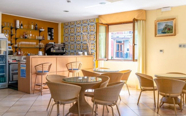 Un bar accogliente con sedie in vimini.