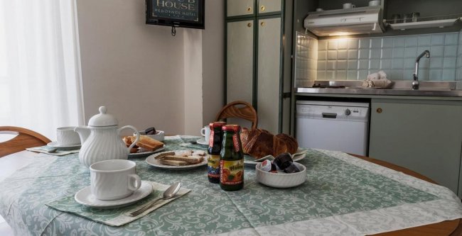Tavolo apparecchiato per colazione con varie bevande.
