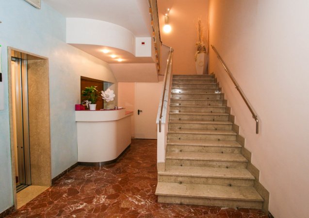 Ingresso con scale di marmo e ascensore.