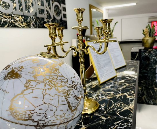 Interno di reception, mappamondo e candelabro dorato.