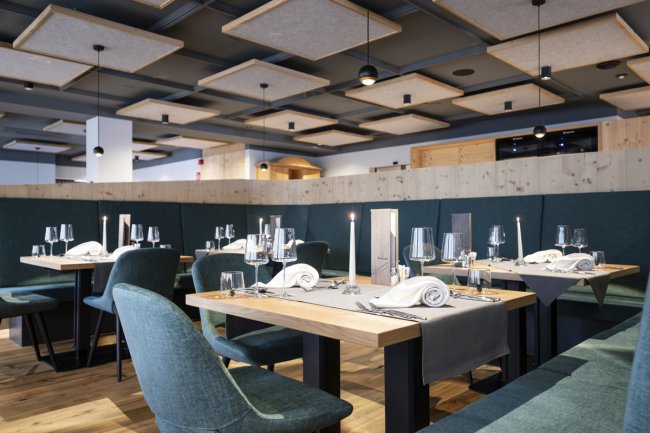 Sala ristorante elegante con tavoli apparecchiati.