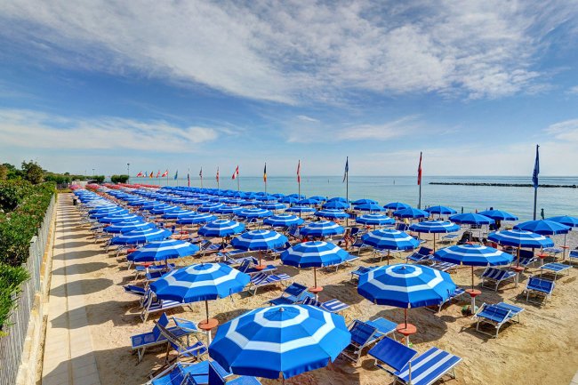 La spiaggia privata del Centro Vacanze Verde Mare a Marina Palmense con sabbia riportata