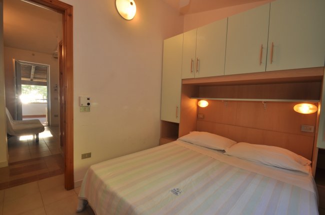 Camera con letto matrimoniale e armadi.