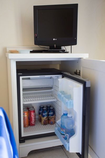 Mini-frigo aperto con bevande.