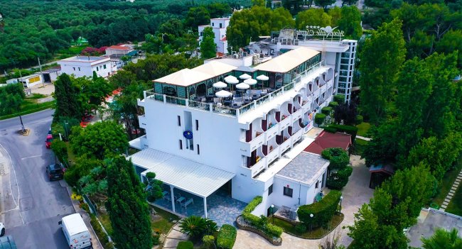 Altro angolo aereo dell'hotel tra gli alberi.