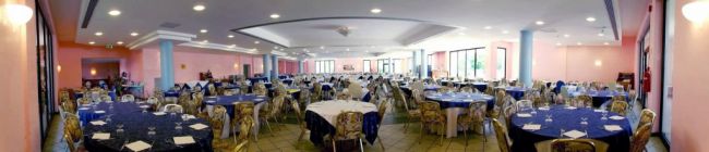 Ampia sala per banchetti con tavoli rotondi.