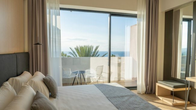 Camera con letto, vista mare e balcone.