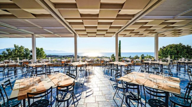 Ristorante all'aperto con vista mare.
