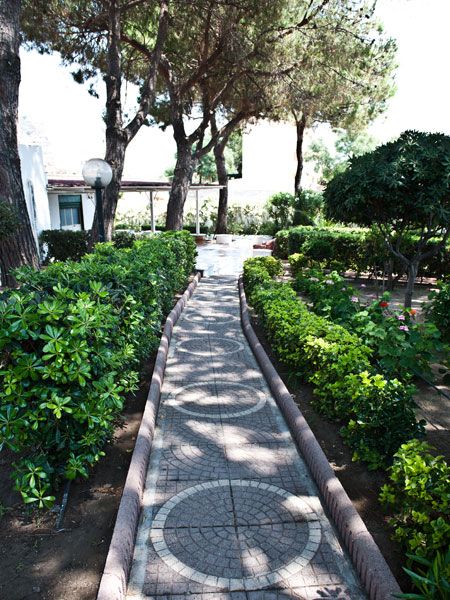 Sentiero nei giardini, circondato da piante e alberi.