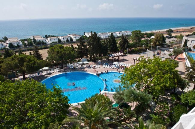 Vista dall'alto di piscine e mare.