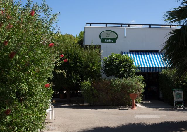 Un piccolo market circondato da alberi e cespugli.