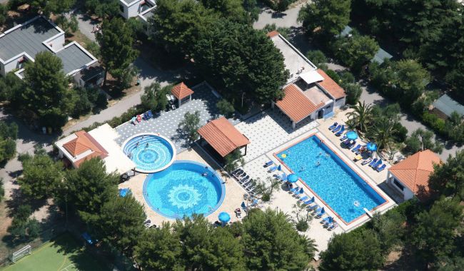 Complesso di piscine circondato da alberi.