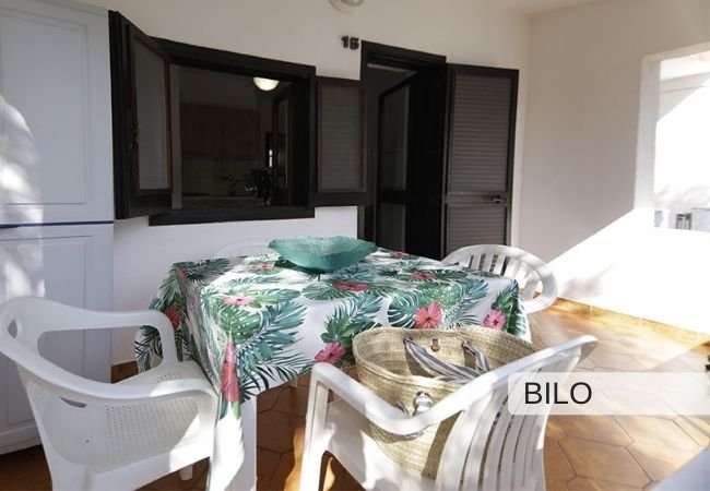 Tavolo con tovaglia floreale su una veranda.