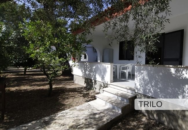 Esterno della casa con veranda e giardino.