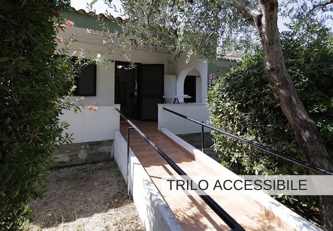 Rampetta d'accesso a una casa immersa nel verde.