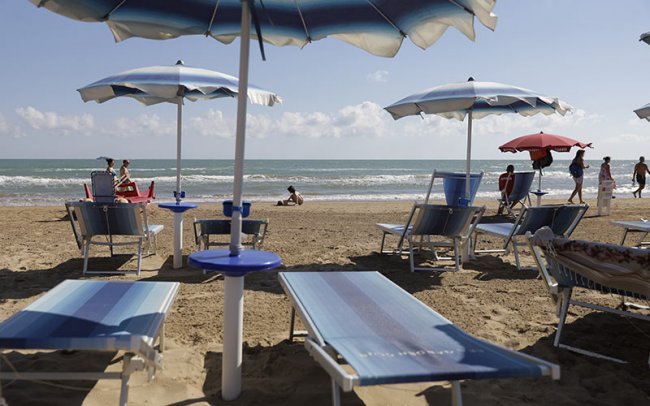 Lettini e ombrelloni blu fronte mare.