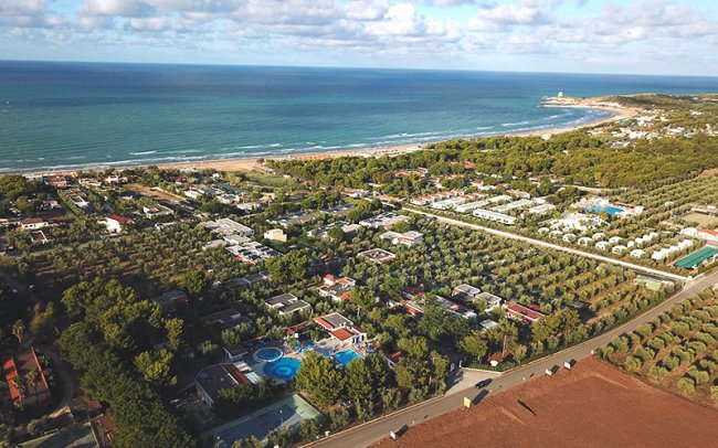 Veduta aerea di un villaggio turistico costiero.