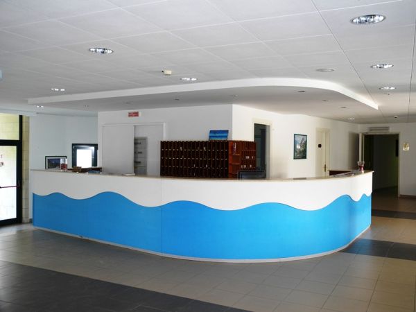Reception con banco bianco e blu.