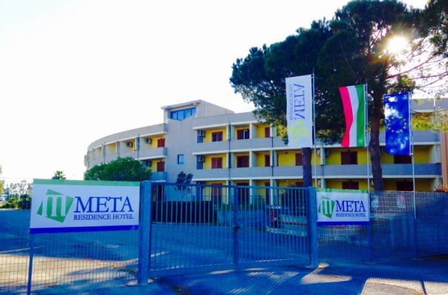 Edificio dell'hotel con stendardi e bandiere.