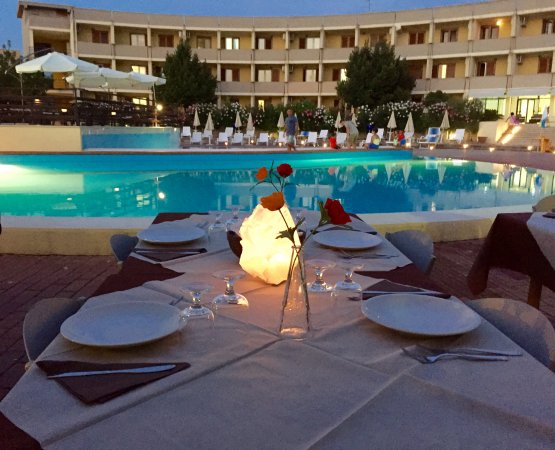 Cena all'aperto con vista sulla piscina.