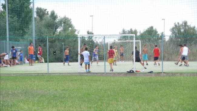 Campo da calcio con persone che giocano.