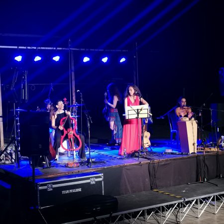 Cantante e musicisti suonano sul palco.