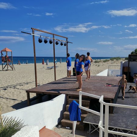 Persone posano su un palco sulla spiaggia.