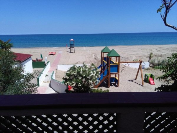 Spiaggia con area giochi per bambini.