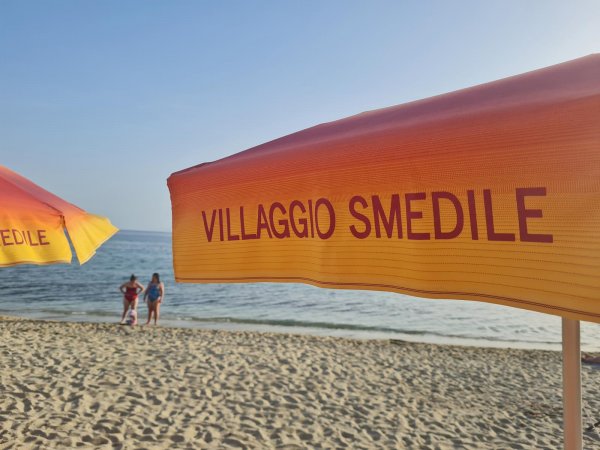 Ombrellone arancione con scritta 