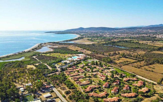 Vista aerea di un resort con spiaggia.