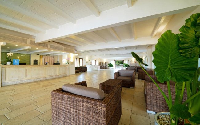 Reception con mobili in rattan.